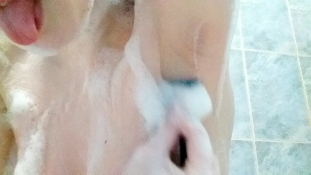 Роскошная красотка пене бреет волосатые подмышки показывает идеальные сиськи