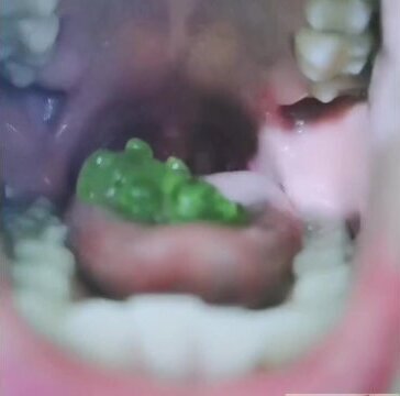 Vore Debora colegiala encoge besos español