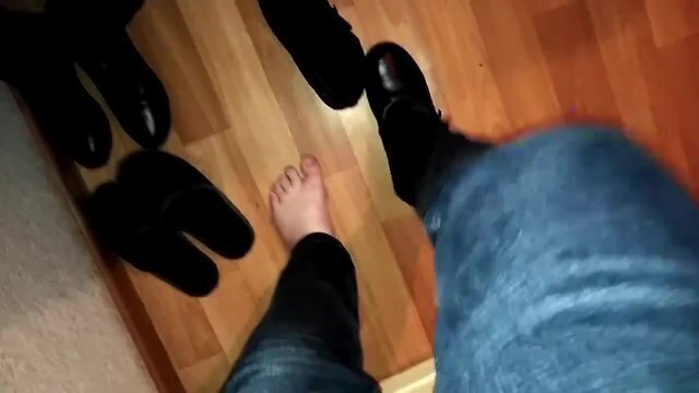 Артем ходит носок