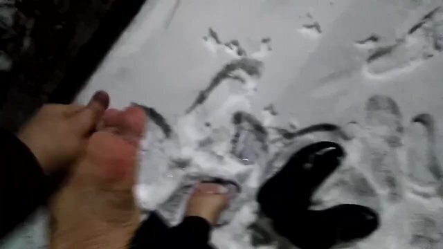 Артем ходит босиком снегу