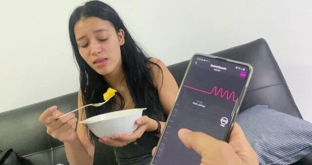 Reaction Barbarita juguete mientras come