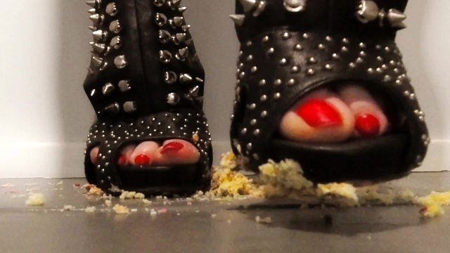cake food crush with spikey heels