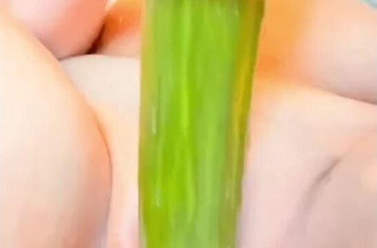 шлюшка суёт себя огромный огурец