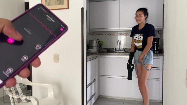 ACTIVO VIBRADOR EMPLEADA, MIENTRAS HACE ALMUERZO, VEAN REACTICON