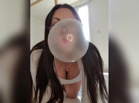 Bubblegum fetish chewing-gum with secretary