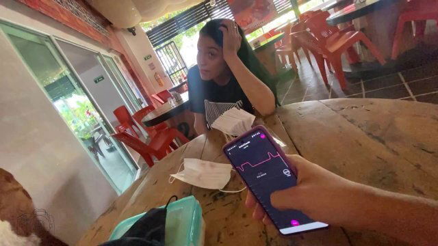 MESERO CASI DESCUBRE CUANDO JUGUETE VIBRA