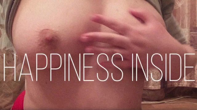 Девочка показала большую грудь мастурбировала пальчиками узкую киску