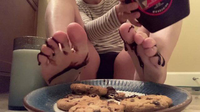 ASMR Trans Twink Covers Feet Cookies CHOCOLATE SYRUP Milk