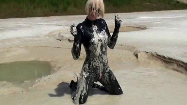 Super Blond Girl Black Latex Catsuit Heels Sunglasses Bathes Bath