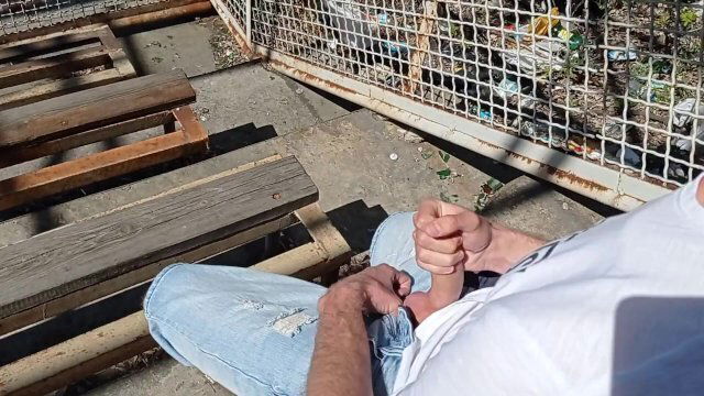 Парень дрочит кончает стадионе экстриме