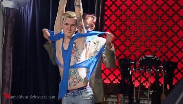 Hang Nicky, rip his clothes off