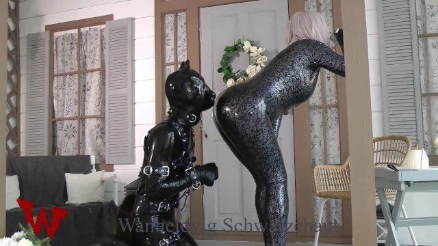 LATEX DOMINATRIX PLAY WITH PUPPY