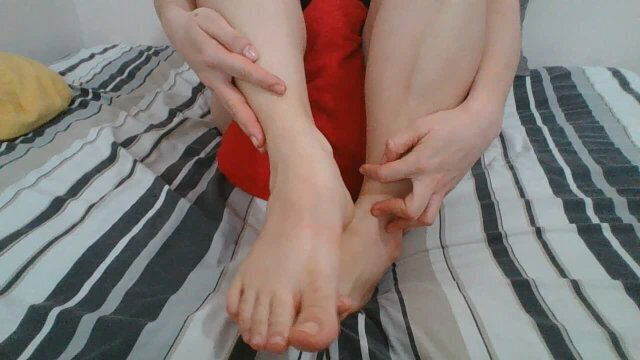 want play with little feet?- Quer brincar meus pezinhos?