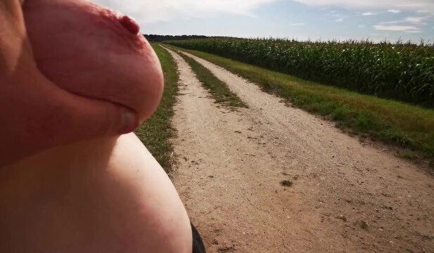 Titten klatschen offenem Feld