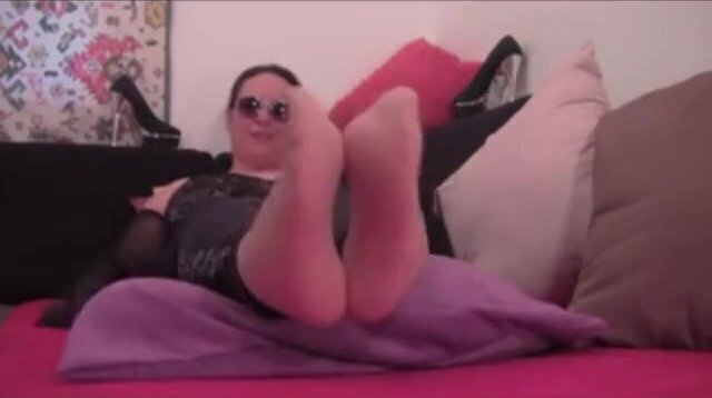 Spritz meine Nylonfüße hautfarbener Strumpfhose! Deutsche Dirty-Talk Wichsanleitung Milf