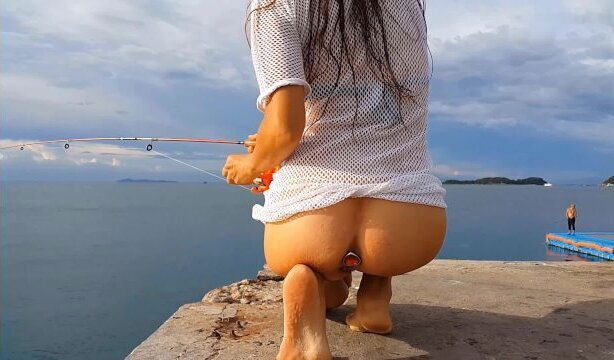 Pussy n Butt Plug FLASHING among fishermen # Public up dress NO PANTIES