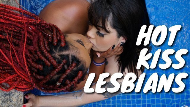 Lesbicas Gostosas se pegando na piscina. Lesbicas Lindas e perfeitas.