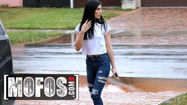 Mofos Cutie Sadie Blake Repays Jmac Getting Rain With Quick Blowjob