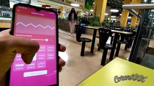 Mi novio toma el control de mi vibrador y me hace mojar en el centro comercial