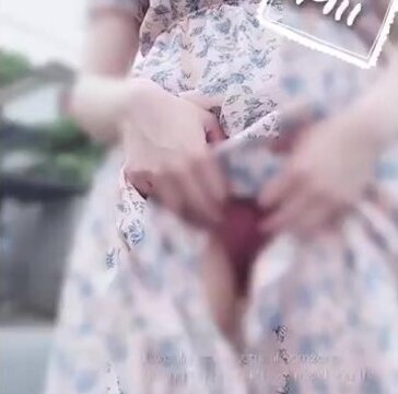 【野外露出オナニー公開】住宅街でおまんこ丸出しオナニーして通行人に興奮する変態OL