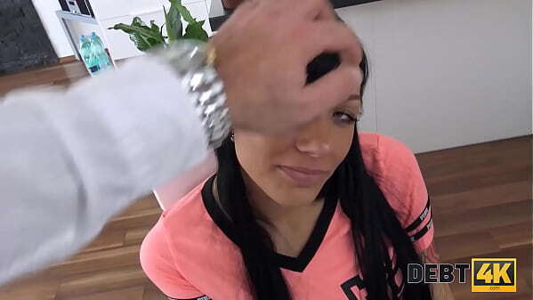 DEBT4k. Adelle Sabelle emploi bais&eacute_e collecteur dettes muscl&eacute_