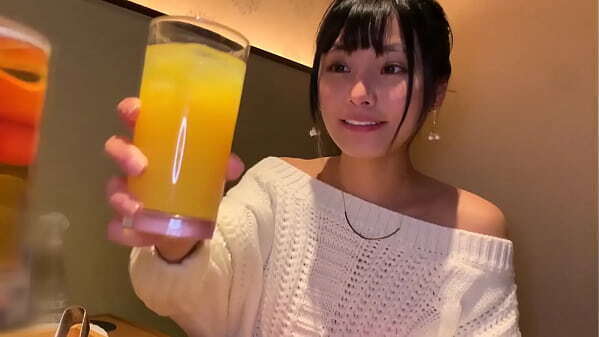 ハメ撮り　貧乳美女イチャイチャハメ撮りSEX。エロい舌使いでフェラチオ。おじさんとSEX。キツキツのおまんこに中出し。潮吹きでびしょ濡れ。