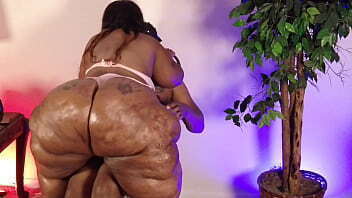 Legendary SSBBW Inches Monster Booty Lizz Returns