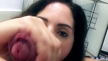 Morena espa&ntilde_ola mamando en el ba&ntilde_o