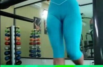 Belle chatte moullante