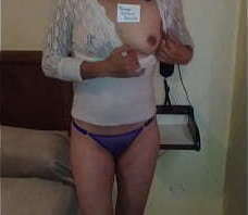 Mi esposa posando y cogiendo