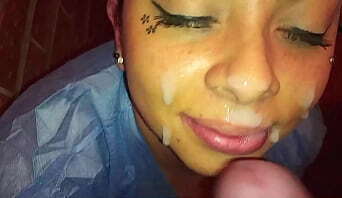 doctora chupa la polla de su paciente en los ba&ntilde_os del hospital, le acaba en su carita luego de meter su gran polla a su boquita