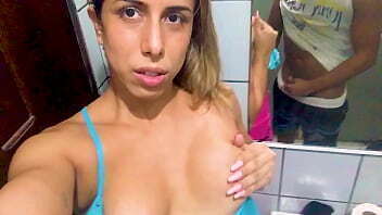 banheiro academia Safadinha Forr&oacute_ chupando f&atilde_ at&eacute_ gozar