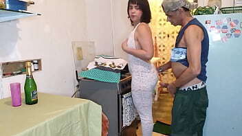 Nicole va na casa do myke brazil e faz a comida e de sobremesa da cuzinho e bucetinha bem gostoso veja tudo que rolo nessa brincadeira