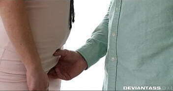 انطونيو يزغب زبونة من السوبر ماركت ببيته