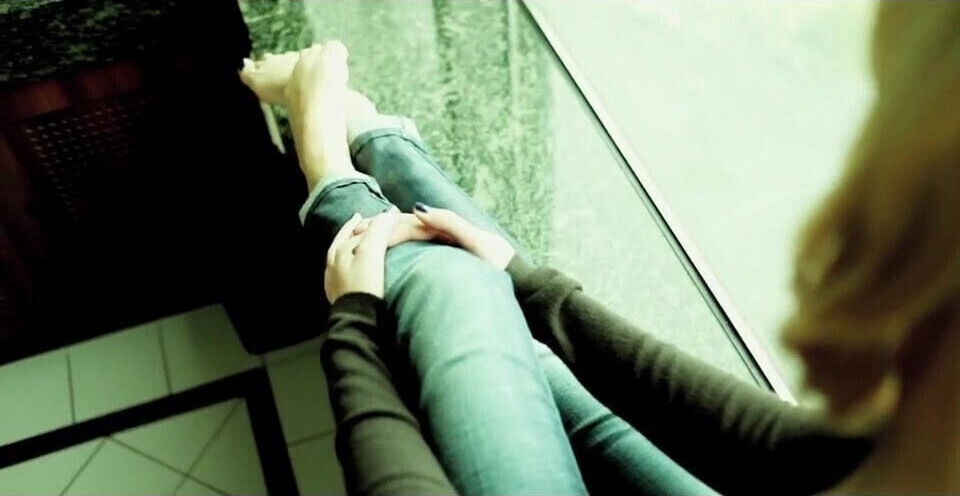 Leggy Pauline showing off her feet