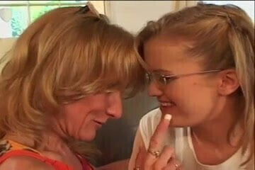 Young Milf lesbians kissing