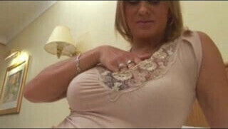 Mature tranny plays with anal toys