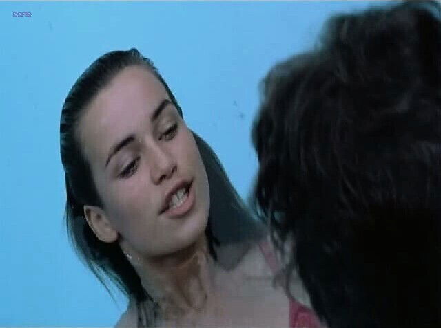 Valerie Kaprisky having towel pulled