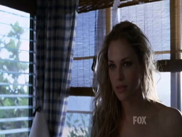 Amanda Righetti wearing shows some