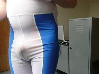 Abwichsen gelben Jockstrap unter durchsichtiger Radhose