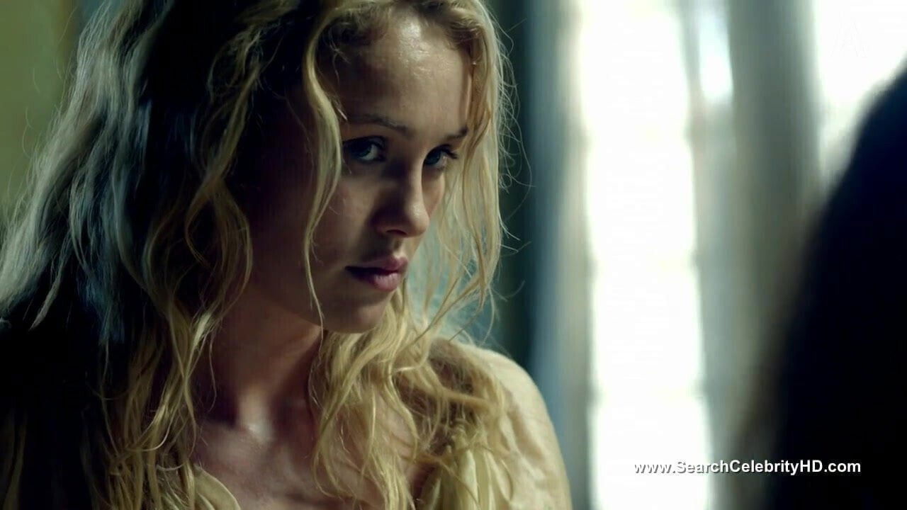 Jessica Parker Kennedy and Hannah New - Black Sails S01E02