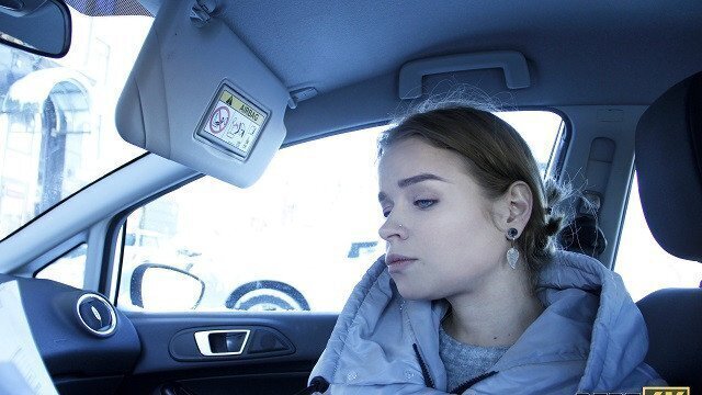 DEBT4k Joven deudor cara linda piensa sexo mejor pena