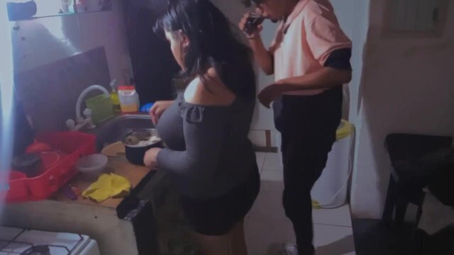 Pareja amigovios amateur tomando tragos calientan entre risas