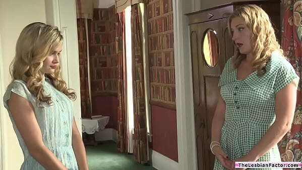 lesbian eating friends pussy