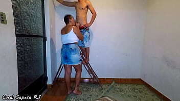 Curto el&eacute_trico obriga esposa ninfomaniaca a chamar um tecnico sem dinheiro em casa pois o corno estava no trabalho pagou o servi&ccedil_o com buceta e de brinde quanhou gozada na boca