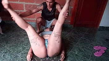 latina madura hace ejercicio con su entrenador