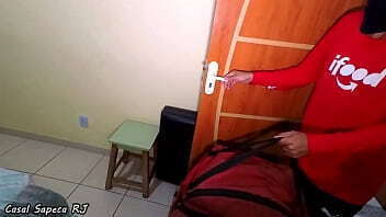 Sapeca vai para pousada com amante e de brinde ainda pega o entregador do Ifood