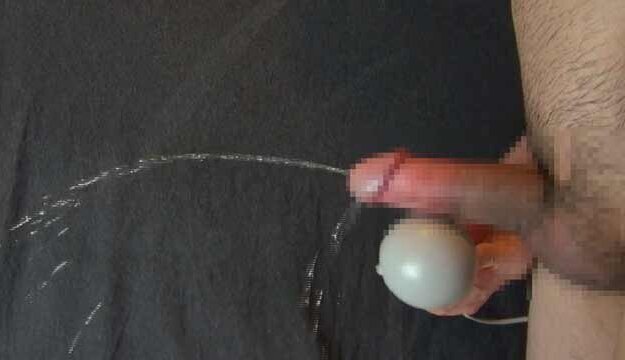 電マでちんぽマッサージ、射精後も止めずに潮吹き