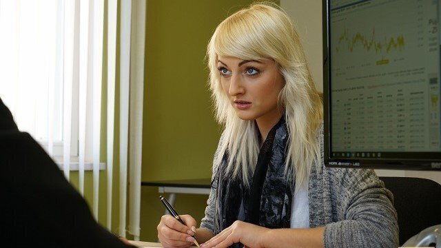 LOAN4K Versauter Angestellter lockt wunderschöne Tussi einer Sex-Session