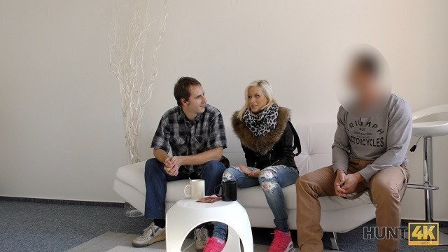 HUNT4K. bionda guadagna soldi matrimonio facendo vicino maturo